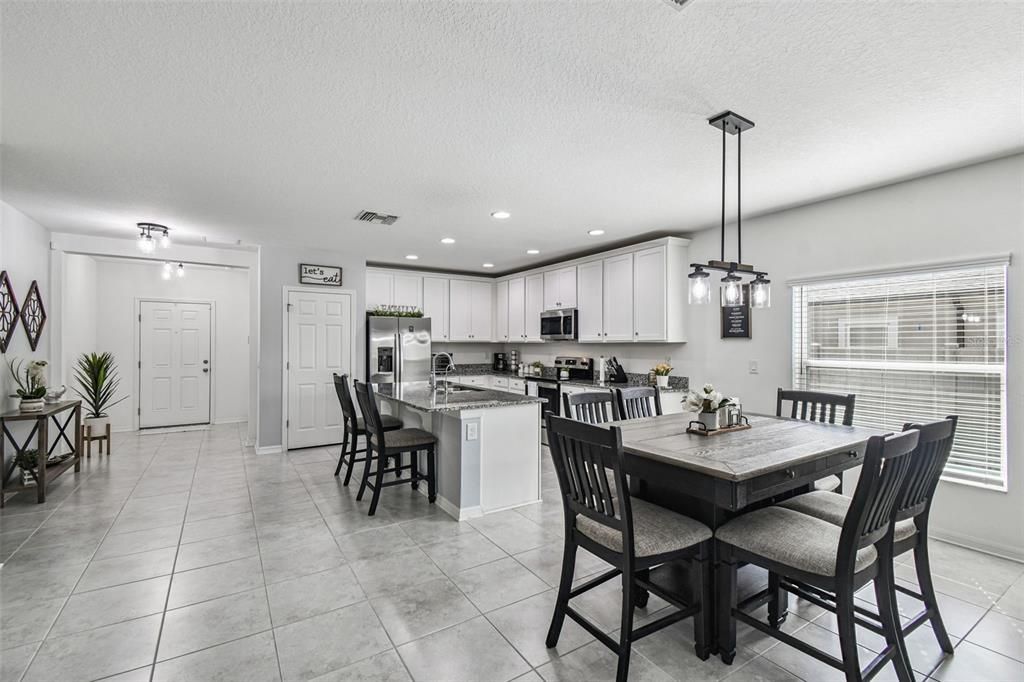 En Venta: $375,000 (4 camas, 2 baños, 1924 Pies cuadrados)