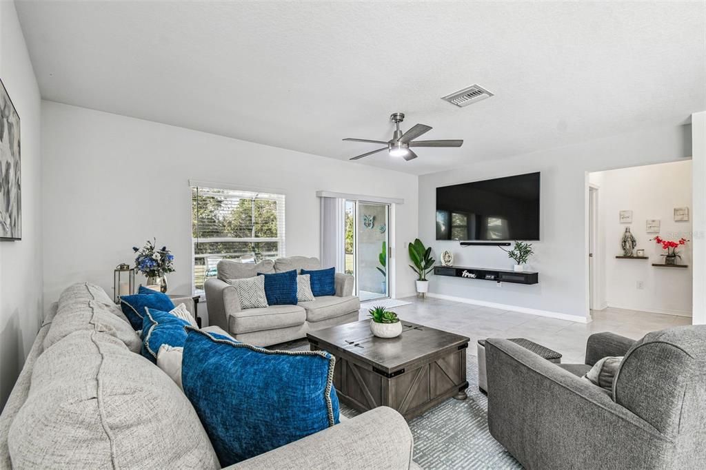 En Venta: $375,000 (4 camas, 2 baños, 1924 Pies cuadrados)