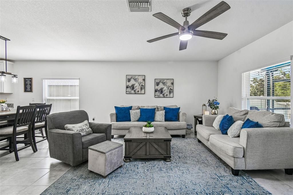 En Venta: $375,000 (4 camas, 2 baños, 1924 Pies cuadrados)