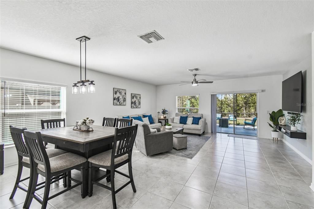 En Venta: $375,000 (4 camas, 2 baños, 1924 Pies cuadrados)