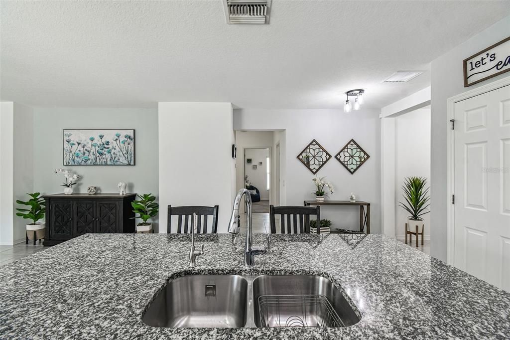 En Venta: $375,000 (4 camas, 2 baños, 1924 Pies cuadrados)