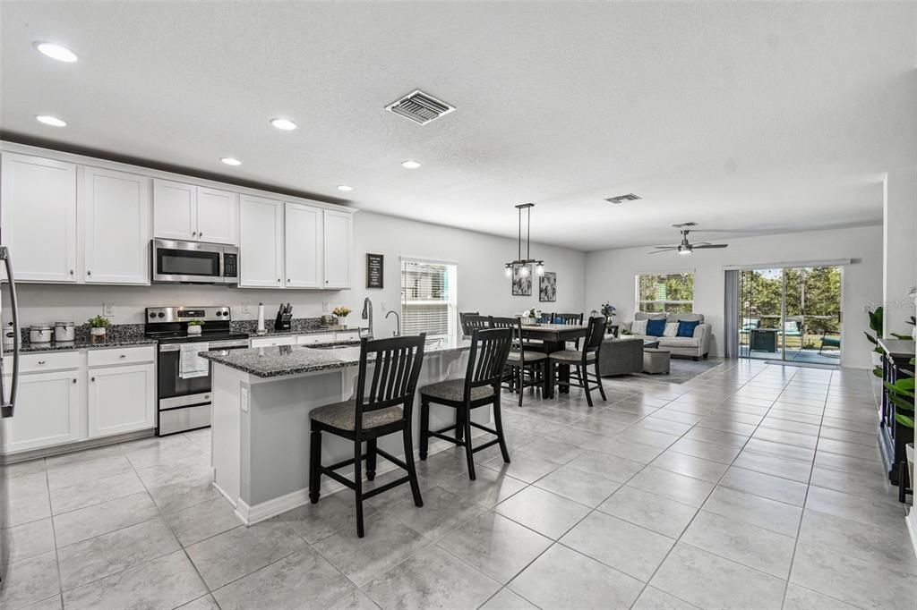 En Venta: $375,000 (4 camas, 2 baños, 1924 Pies cuadrados)