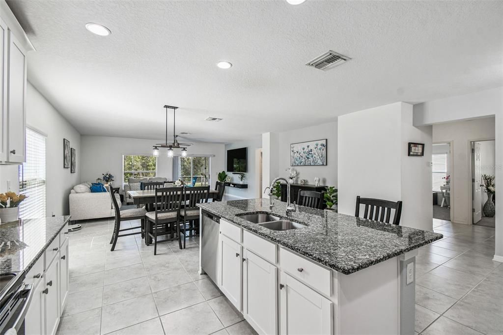 En Venta: $375,000 (4 camas, 2 baños, 1924 Pies cuadrados)