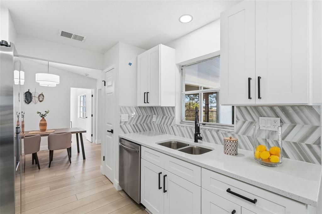 待售: $379,000 (2 贝兹, 2 浴室, 1228 平方英尺)