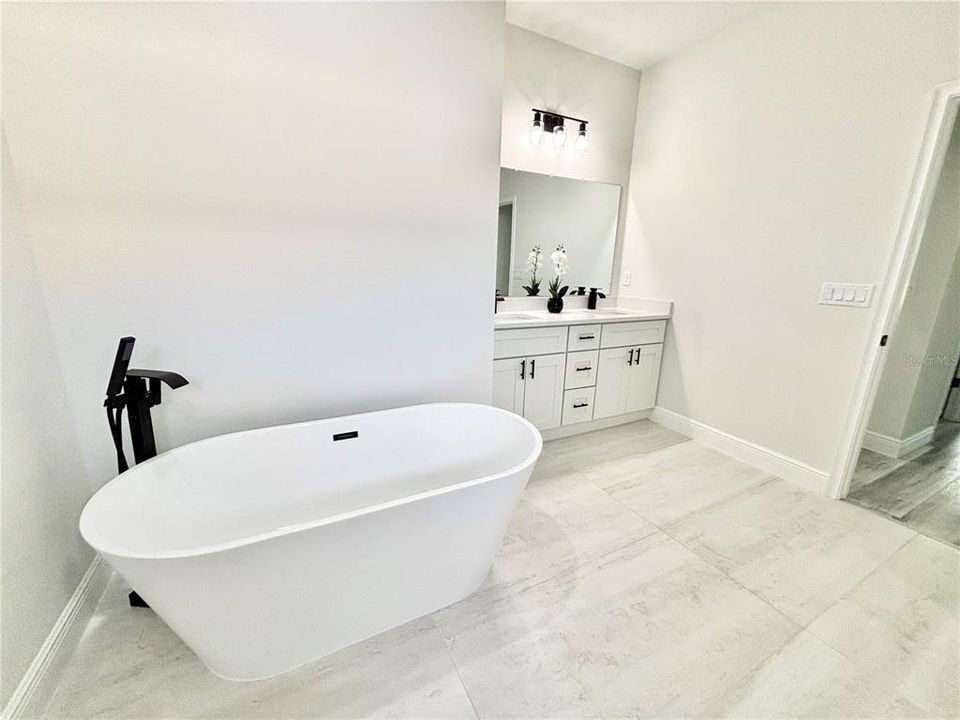 For Sale: $295,000 (4 beds, 2 baths, 1833 Square Feet)