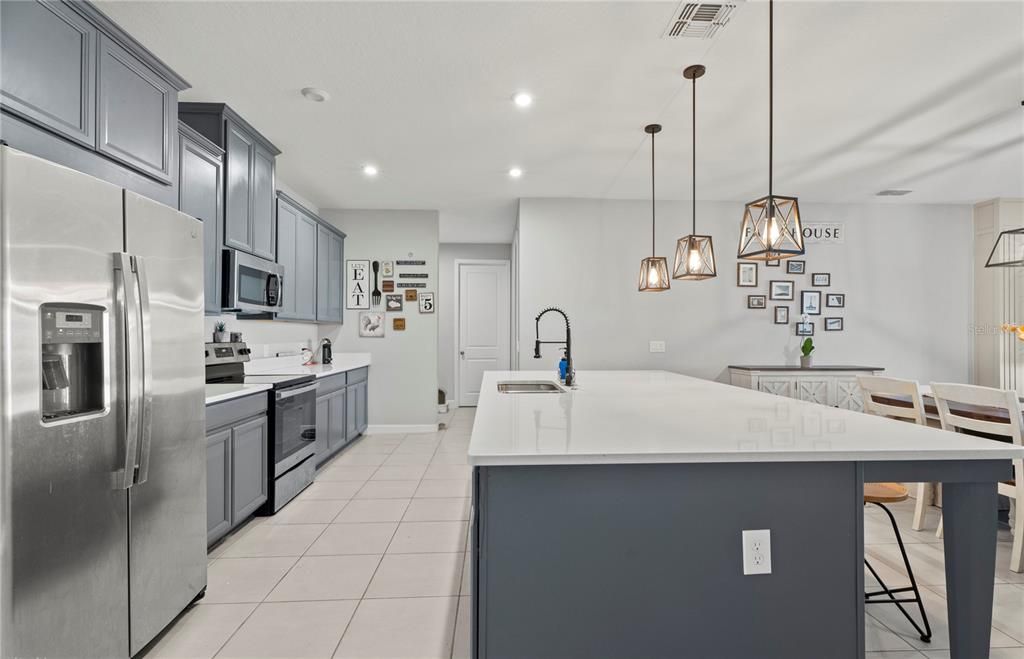 For Sale: $550,000 (4 beds, 4 baths, 2920 Square Feet)