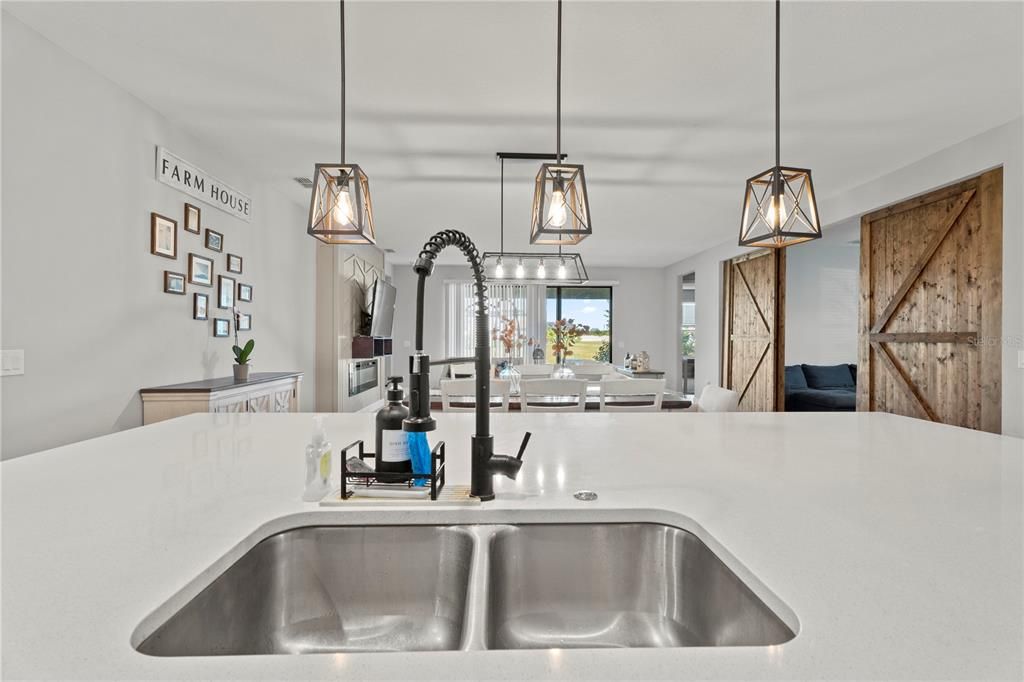 For Sale: $550,000 (4 beds, 4 baths, 2920 Square Feet)