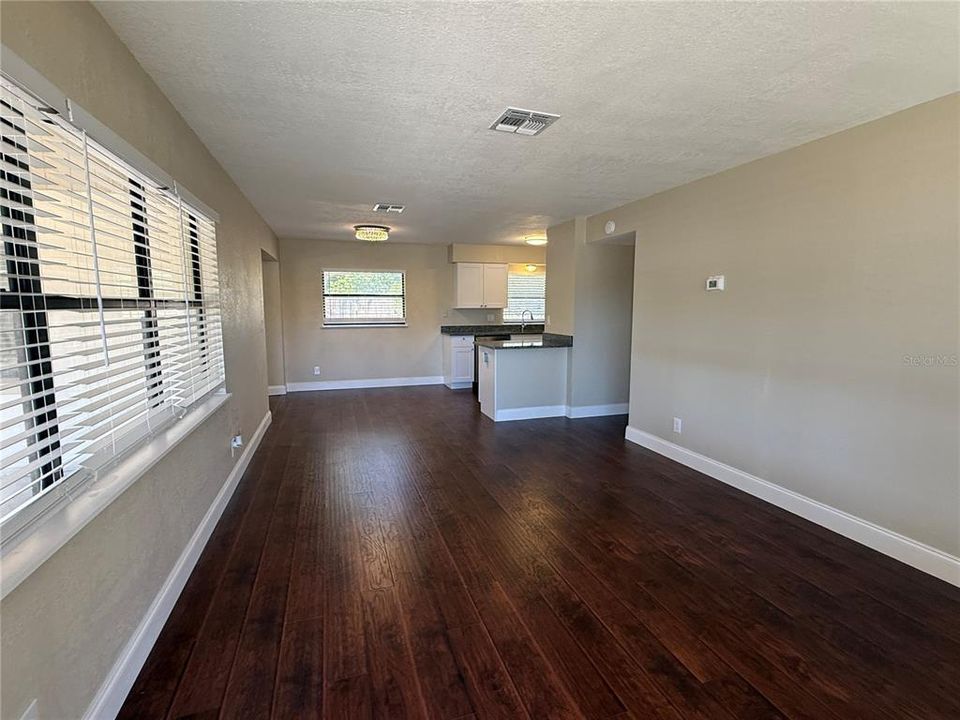 待售: $285,000 (3 贝兹, 2 浴室, 1184 平方英尺)