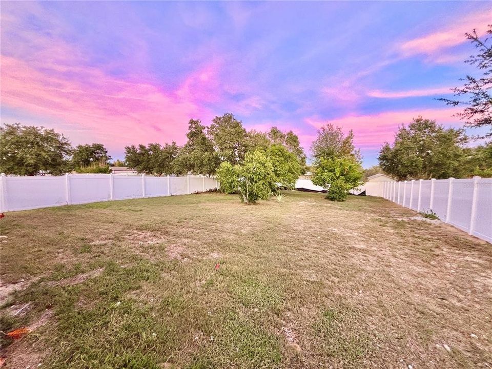 Под контрактом: $319,999 (3 спален, 2 ванн, 1764 Квадратных фут)