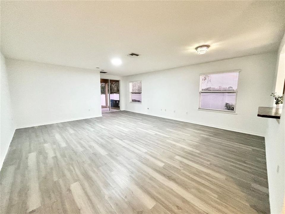 Под контрактом: $319,999 (3 спален, 2 ванн, 1764 Квадратных фут)