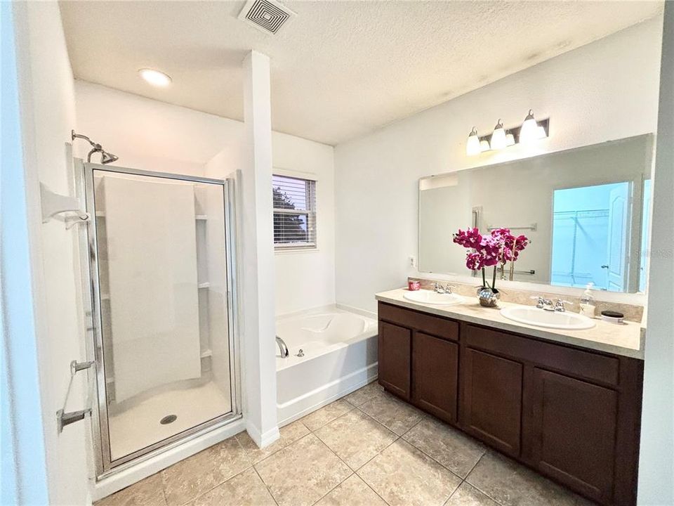 Под контрактом: $319,999 (3 спален, 2 ванн, 1764 Квадратных фут)