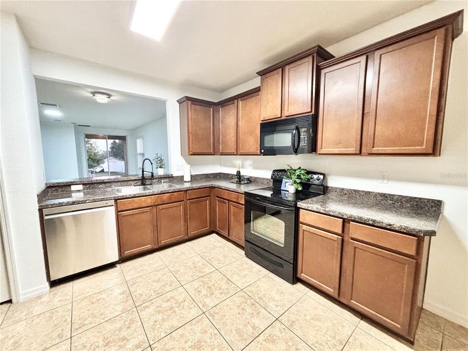 Под контрактом: $319,999 (3 спален, 2 ванн, 1764 Квадратных фут)