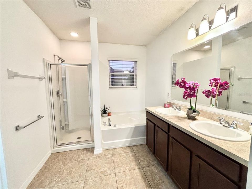 Под контрактом: $319,999 (3 спален, 2 ванн, 1764 Квадратных фут)