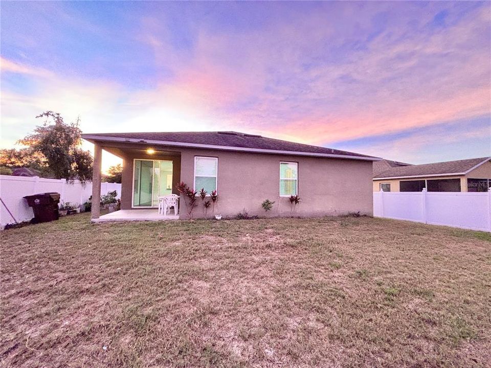 Под контрактом: $319,999 (3 спален, 2 ванн, 1764 Квадратных фут)