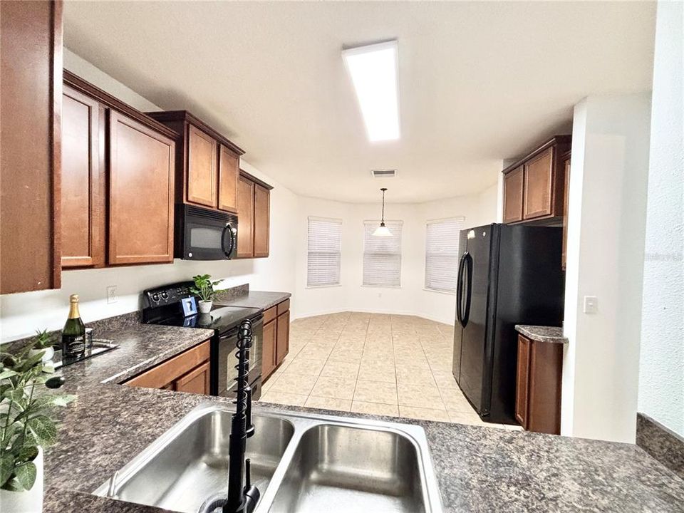 Под контрактом: $319,999 (3 спален, 2 ванн, 1764 Квадратных фут)