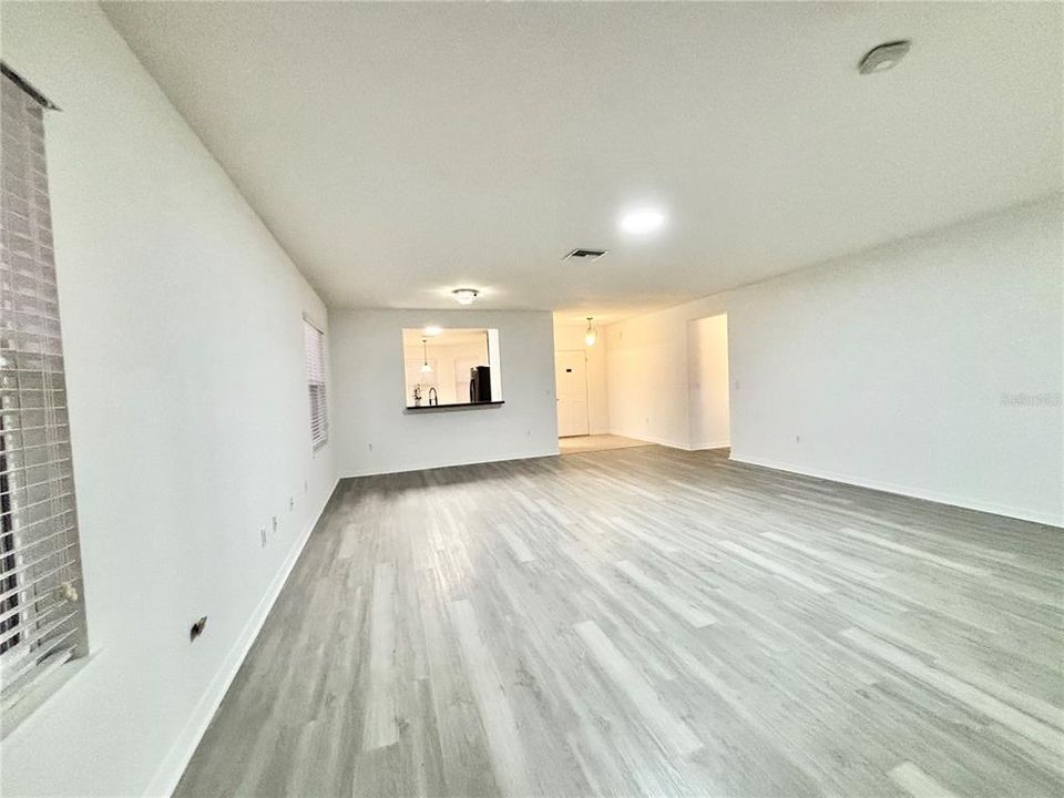 Под контрактом: $319,999 (3 спален, 2 ванн, 1764 Квадратных фут)