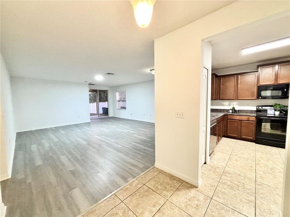 Под контрактом: $319,999 (3 спален, 2 ванн, 1764 Квадратных фут)