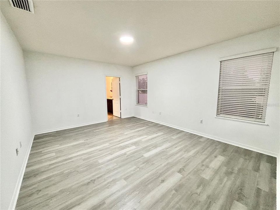 Под контрактом: $319,999 (3 спален, 2 ванн, 1764 Квадратных фут)