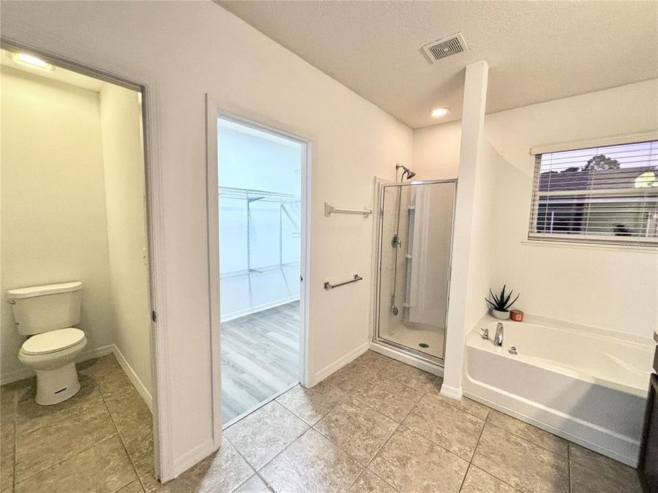 Под контрактом: $319,999 (3 спален, 2 ванн, 1764 Квадратных фут)