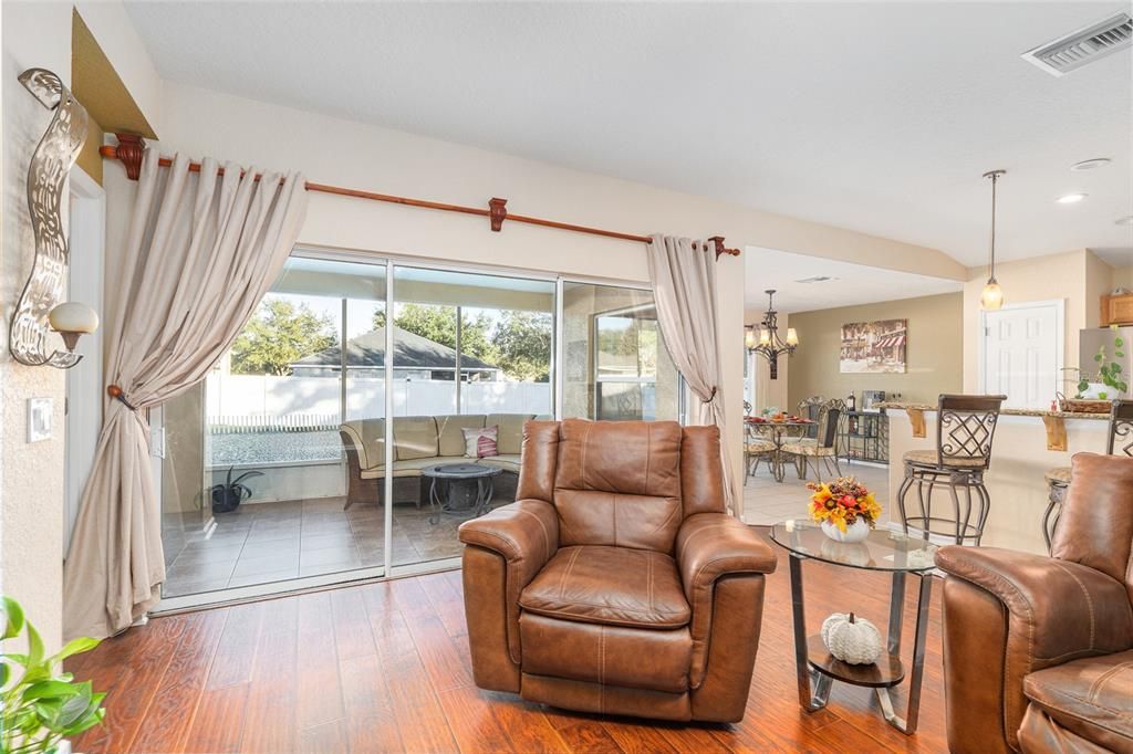 待售: $299,900 (2 贝兹, 2 浴室, 1596 平方英尺)