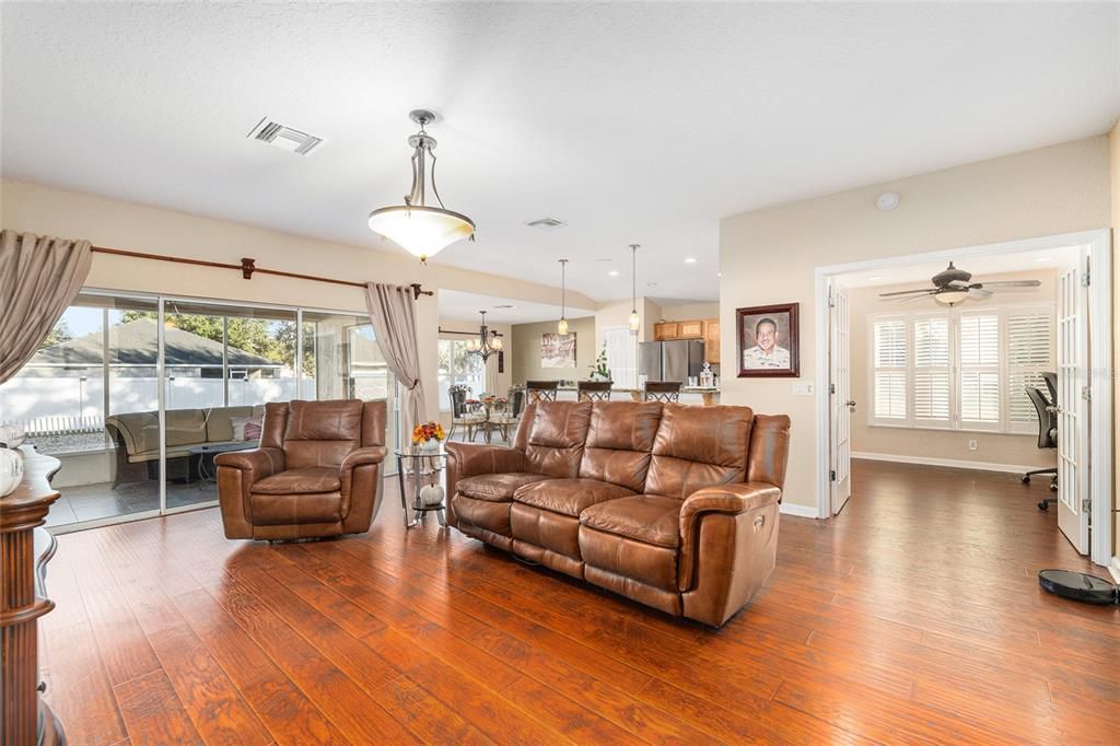 待售: $299,900 (2 贝兹, 2 浴室, 1596 平方英尺)