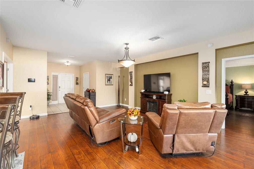 待售: $299,900 (2 贝兹, 2 浴室, 1596 平方英尺)