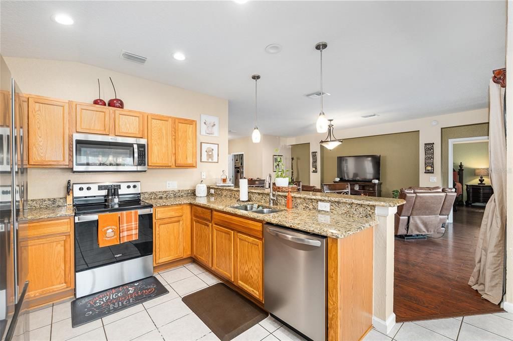 待售: $299,900 (2 贝兹, 2 浴室, 1596 平方英尺)