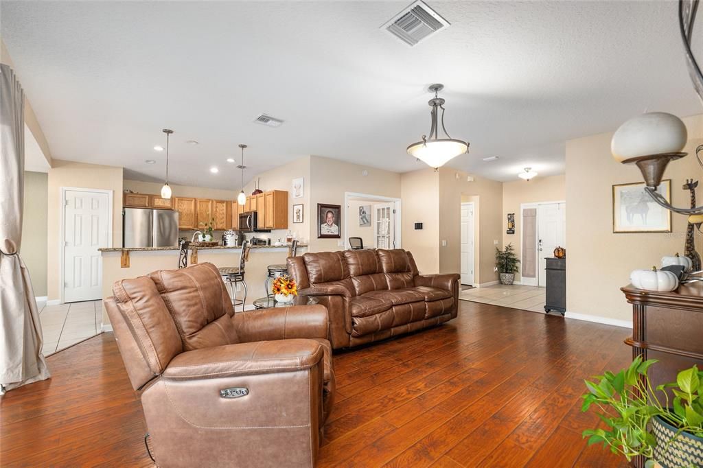 待售: $299,900 (2 贝兹, 2 浴室, 1596 平方英尺)