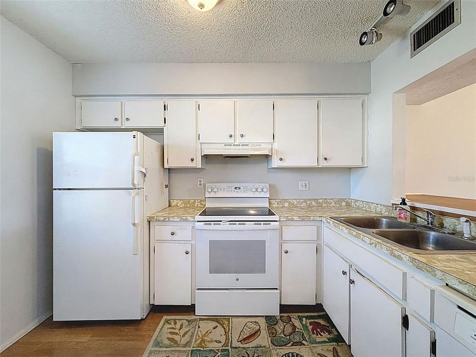 待售: $110,000 (2 贝兹, 2 浴室, 954 平方英尺)