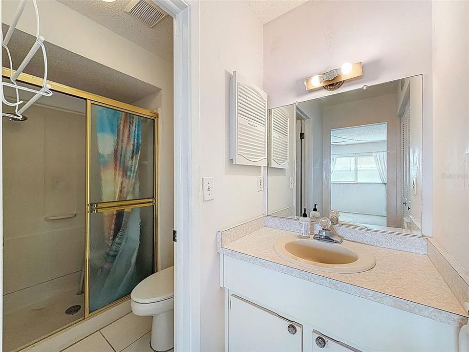 待售: $110,000 (2 贝兹, 2 浴室, 954 平方英尺)