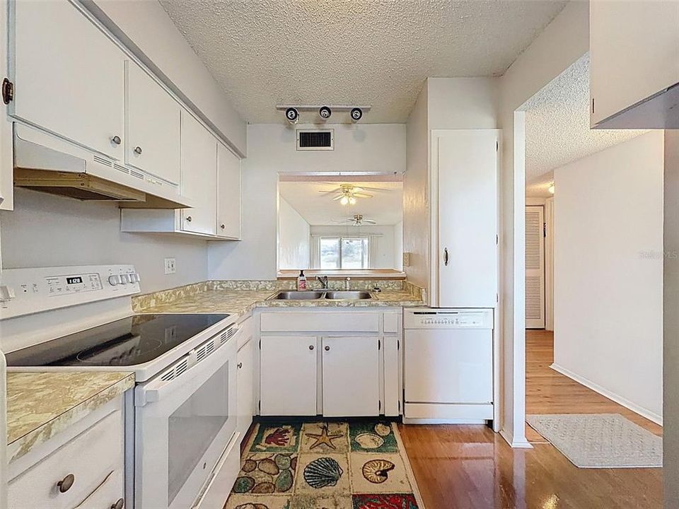 待售: $110,000 (2 贝兹, 2 浴室, 954 平方英尺)