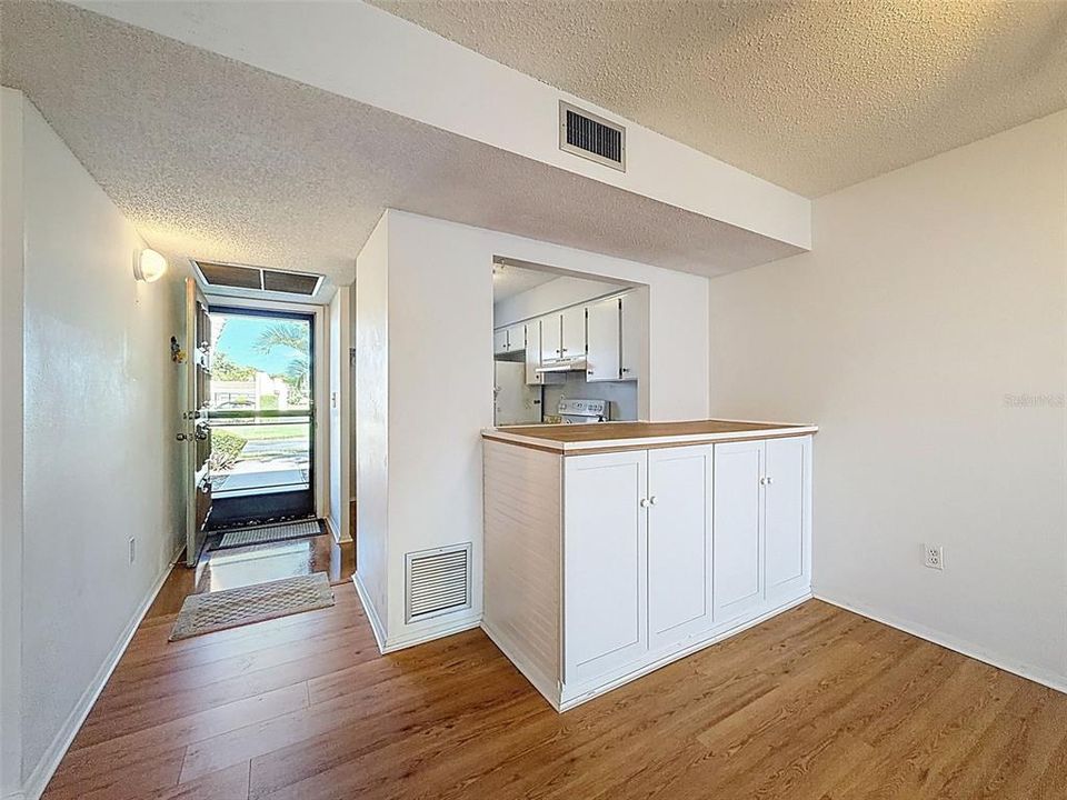 待售: $110,000 (2 贝兹, 2 浴室, 954 平方英尺)