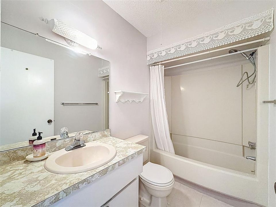 待售: $110,000 (2 贝兹, 2 浴室, 954 平方英尺)