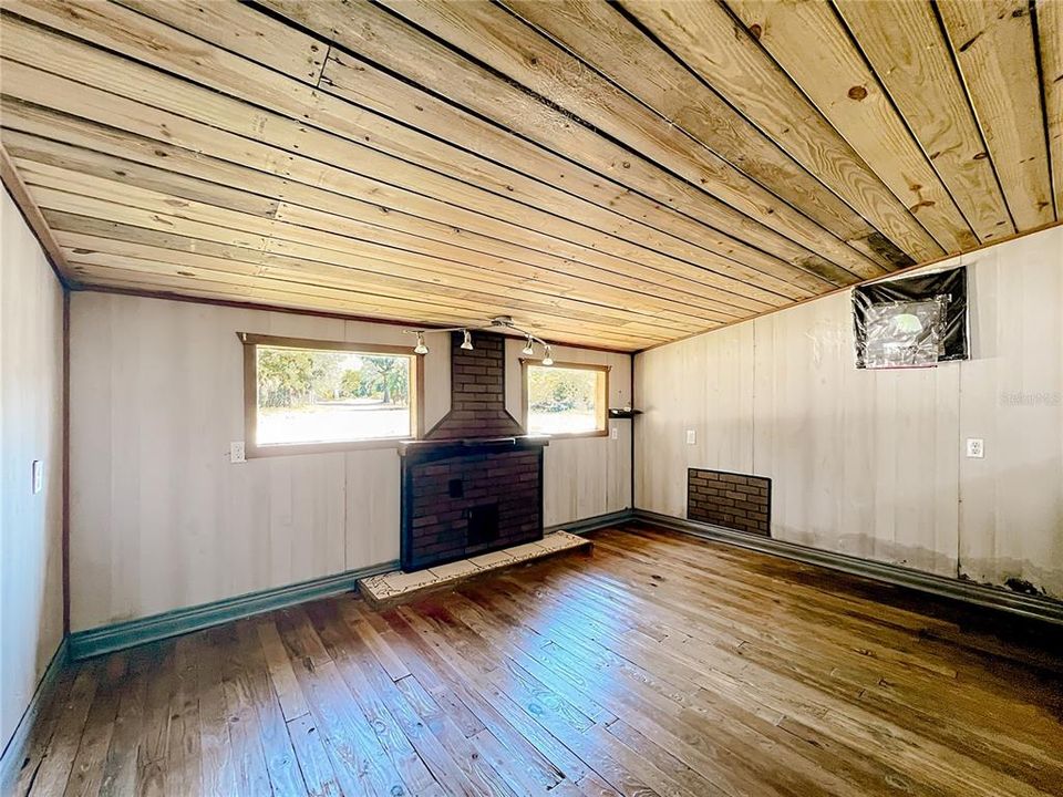 For Sale: $625,000 (3 beds, 1 baths, 1100 Square Feet)