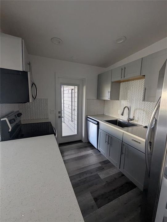 合同活跃: $1,875 (2 贝兹, 1 浴室, 786 平方英尺)