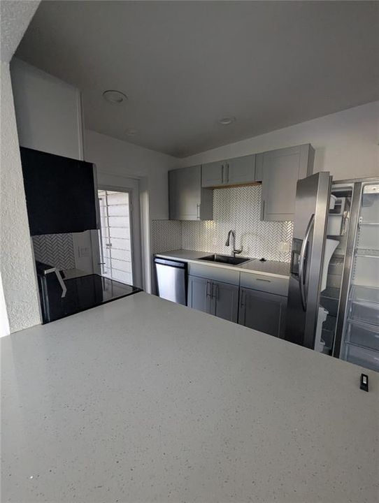 合同活跃: $1,875 (2 贝兹, 1 浴室, 786 平方英尺)