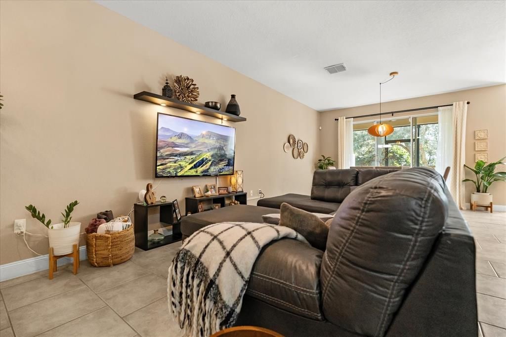 合同活跃: $339,999 (3 贝兹, 2 浴室, 1963 平方英尺)