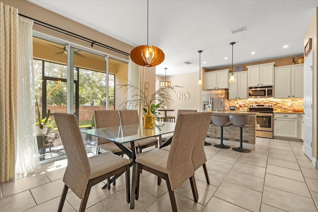 合同活跃: $339,999 (3 贝兹, 2 浴室, 1963 平方英尺)