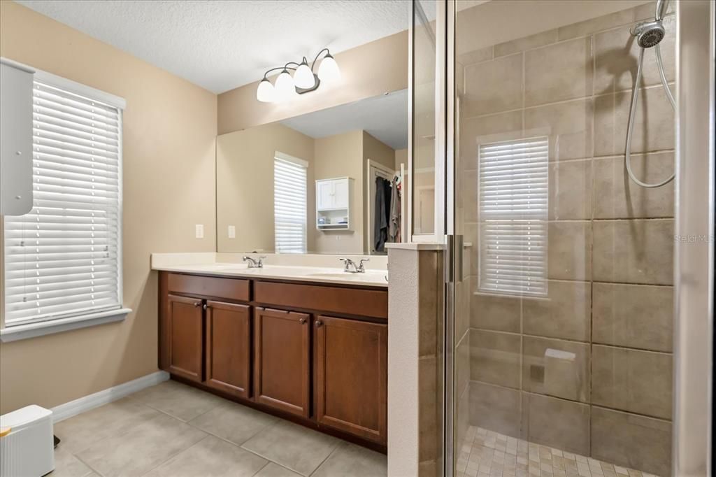 合同活跃: $339,999 (3 贝兹, 2 浴室, 1963 平方英尺)