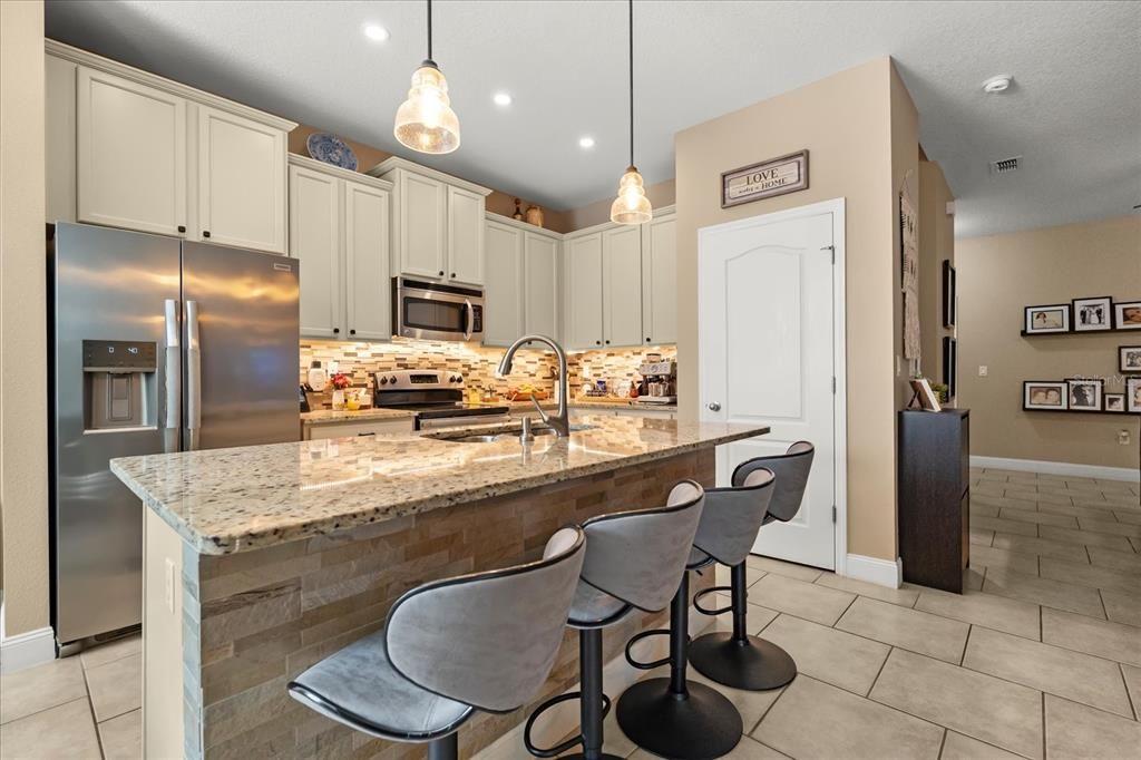 合同活跃: $339,999 (3 贝兹, 2 浴室, 1963 平方英尺)