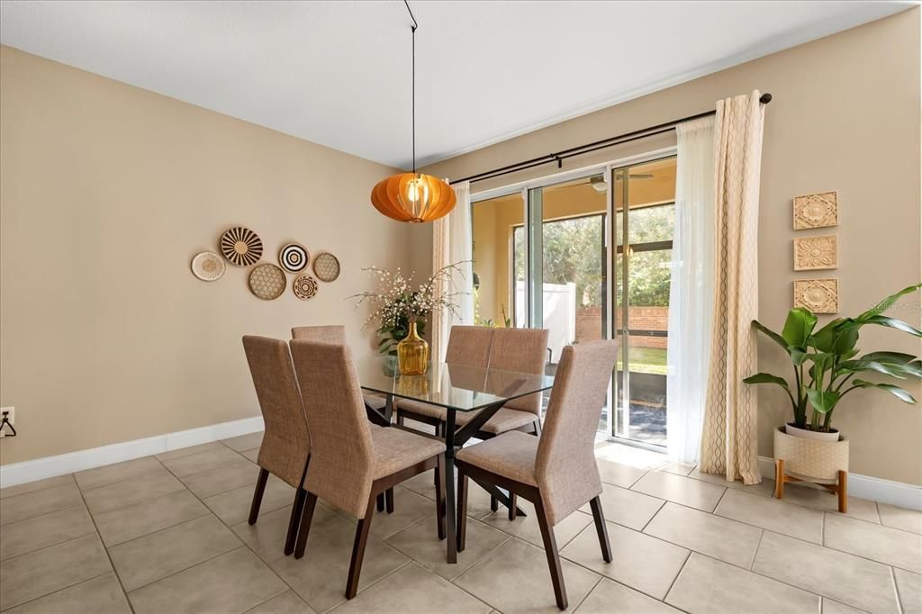 合同活跃: $339,999 (3 贝兹, 2 浴室, 1963 平方英尺)