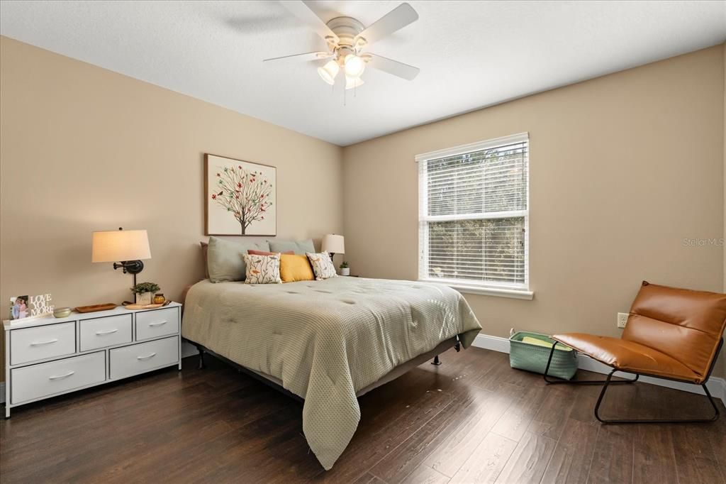 合同活跃: $339,999 (3 贝兹, 2 浴室, 1963 平方英尺)