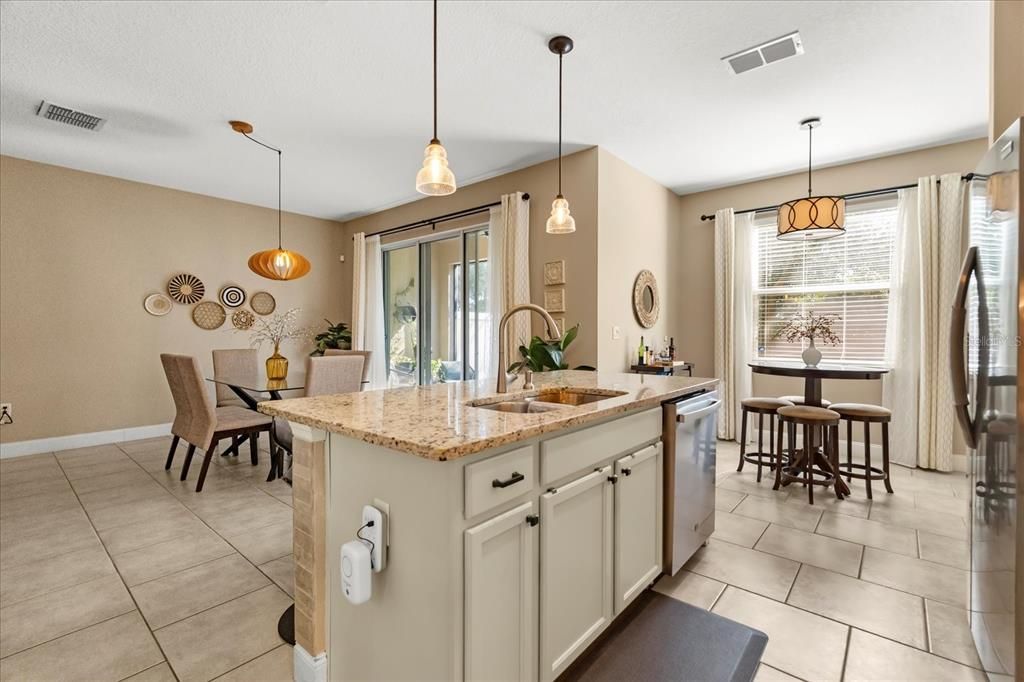 合同活跃: $339,999 (3 贝兹, 2 浴室, 1963 平方英尺)