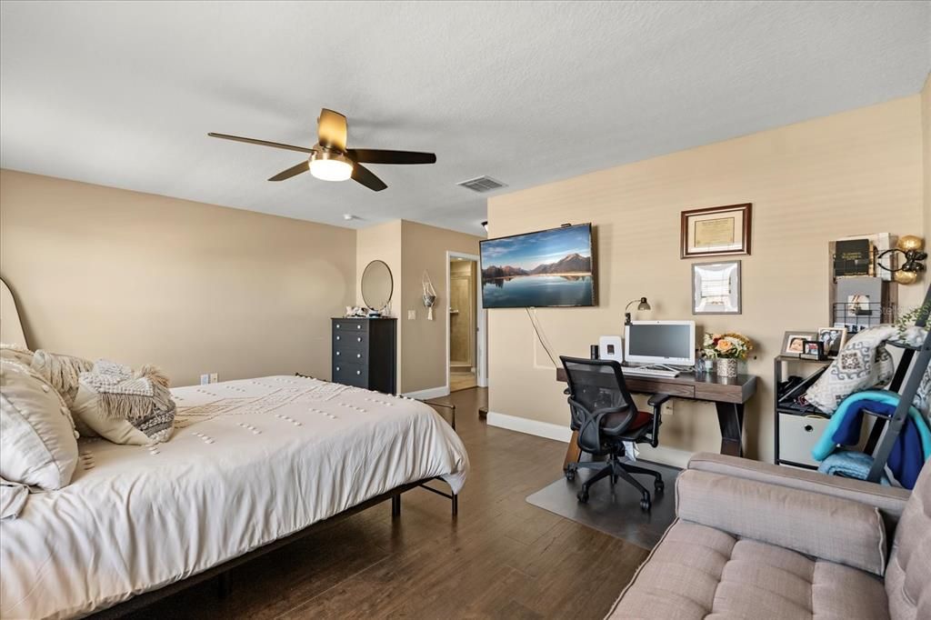 合同活跃: $339,999 (3 贝兹, 2 浴室, 1963 平方英尺)