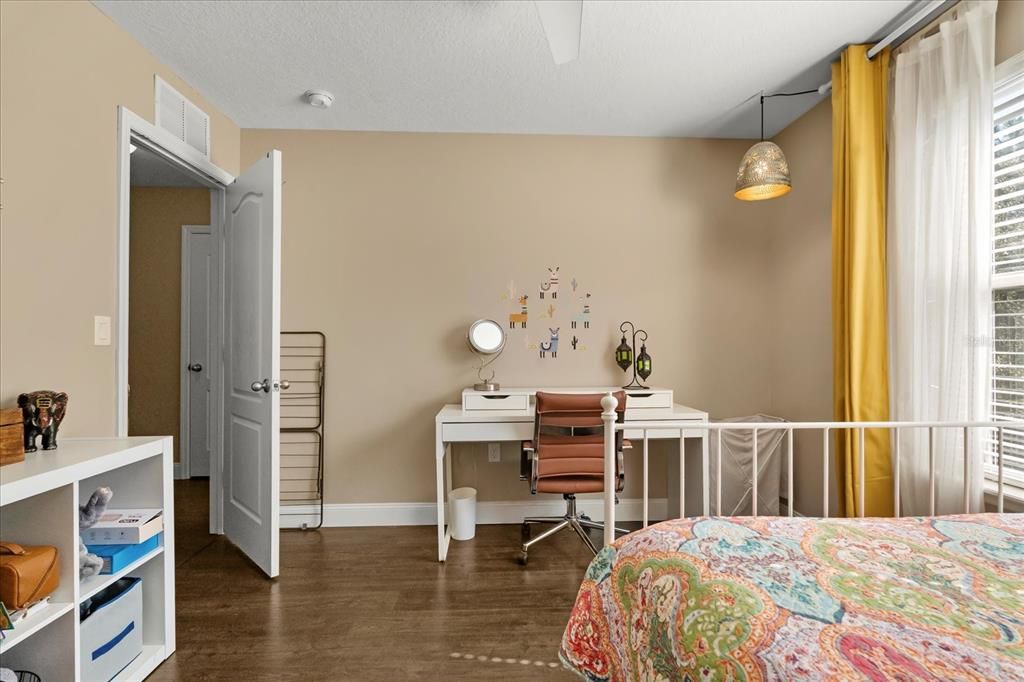 合同活跃: $339,999 (3 贝兹, 2 浴室, 1963 平方英尺)