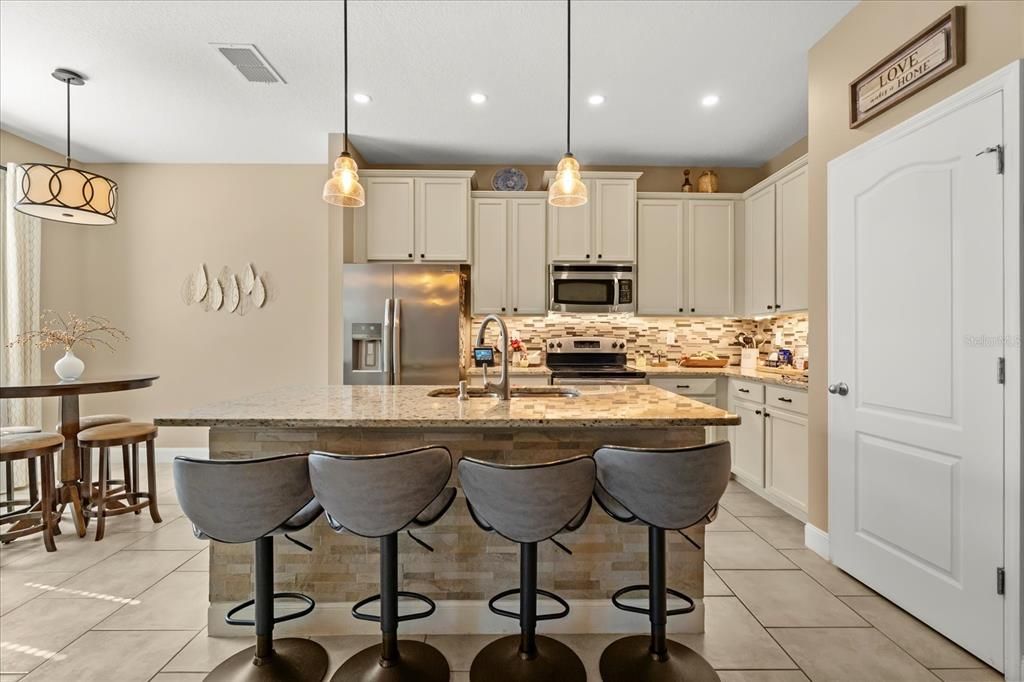 合同活跃: $339,999 (3 贝兹, 2 浴室, 1963 平方英尺)