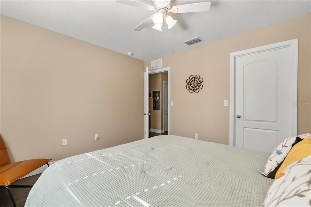 合同活跃: $339,999 (3 贝兹, 2 浴室, 1963 平方英尺)