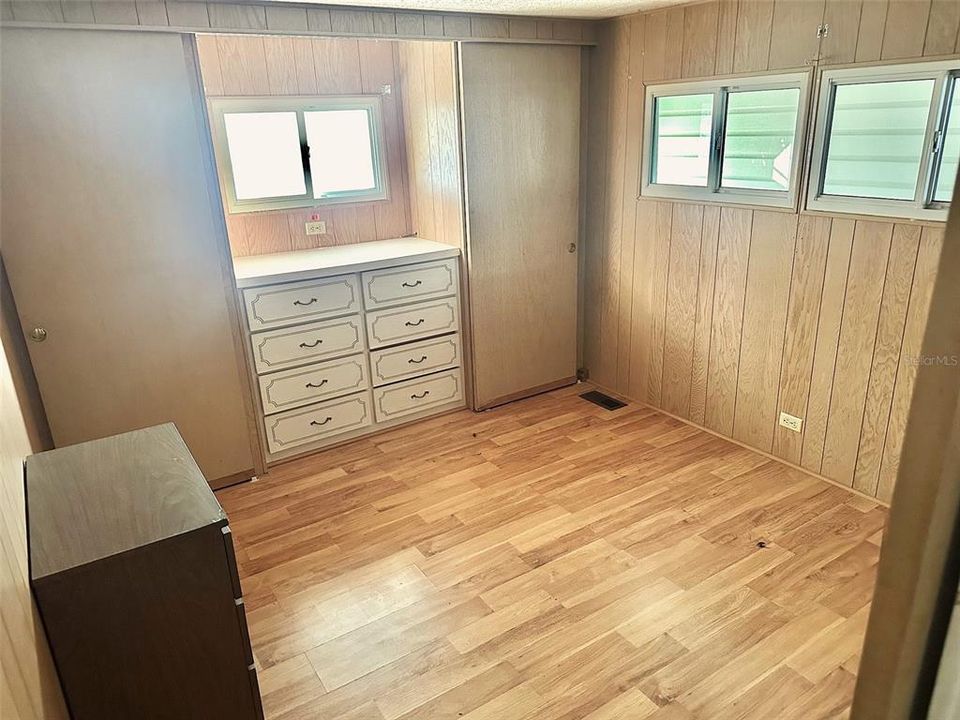 待售: $75,900 (2 贝兹, 1 浴室, 840 平方英尺)