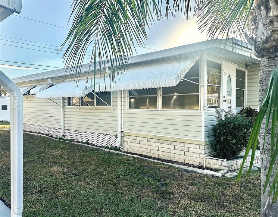 待售: $75,900 (2 贝兹, 1 浴室, 840 平方英尺)