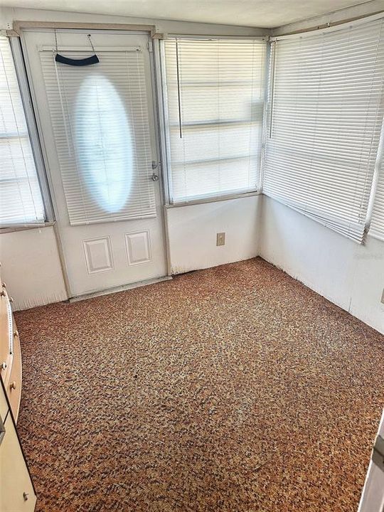 待售: $75,900 (2 贝兹, 1 浴室, 840 平方英尺)